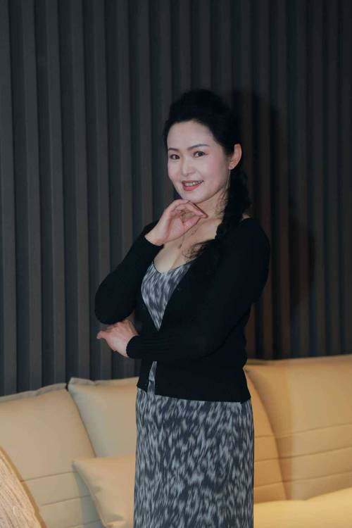 av黑丝少妇的相关介绍