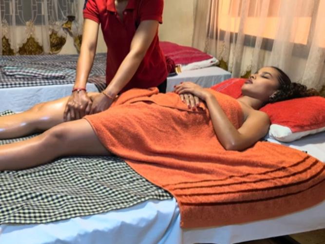 扒开美女双腿流出白浆的相关介绍