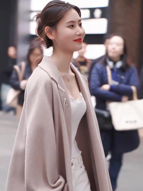 我操了美女老师的逼的相关介绍