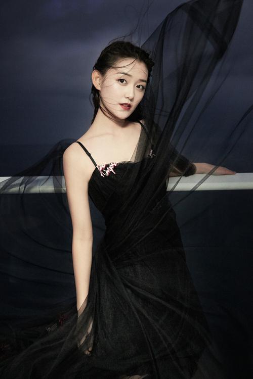 操白黑丝美女的相关介绍
