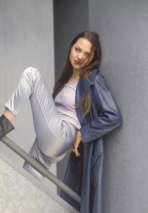 精品淑女少妇av久久免费的相关介绍